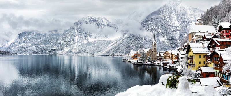 Il villaggio di Hallstatt, Austria nell'orario invernale