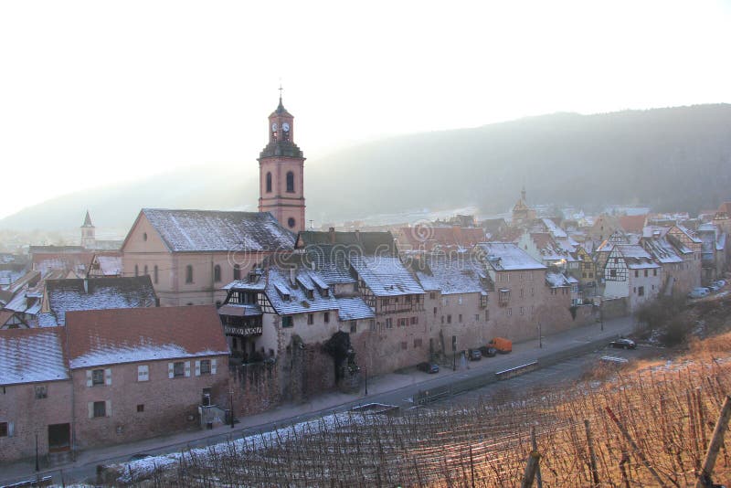 Il villaggio di Riquewihr nell'Alsazia fotografie stock Il villaggio di Riquewihr nell'Alsazia fotografie stock