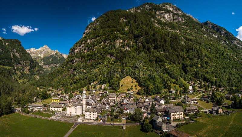 Il villaggio di Sonogno in valle di Verzasca vicino a Locarno fotografie stock libere da diritti Il villaggio di Sonogno in valle di Verzasca vicino a Locarno fotografie stock libere da diritti