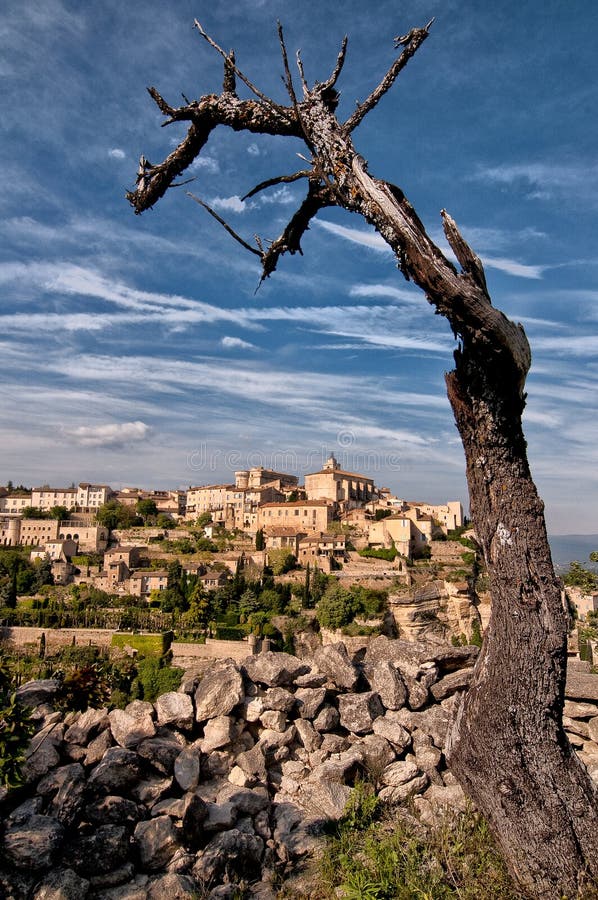 Il villaggio Gordes della Provenza trascura con l'albero asciutto fotografie stock libere da diritti Il villaggio Gordes della Provenza trascura con l'albero asciutto fotografie stock libere da diritti