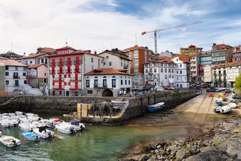 Il villaggio marino sveglio di Mundaka in paese basco, Spagna fotografia stock libera da diritti Il villaggio marino sveglio di Mundaka in paese basco, Spagna fotografia stock libera da diritti