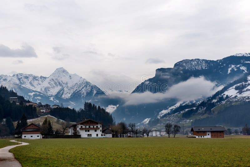 Il villaggio Zell Ziller, nello Zillertal, l'Austria fotografie stock libere da diritti Il villaggio Zell Ziller, nello Zillertal, l'Austria fotografie stock libere da diritti