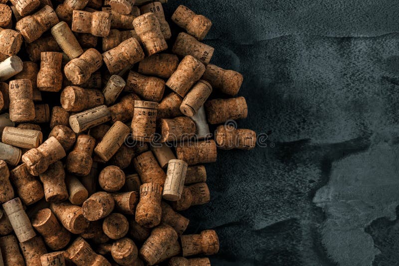 Il vino tappa il vetro del contesto del fondo e di vino del fondo fotografia stock Il vino tappa il vetro del contesto del fondo e di vino del fondo fotografia stock