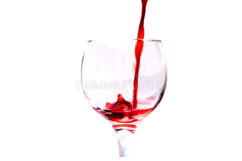 Il vino vermiglio rosso del ‹del †del ‹del †ha versato verticalmente giù in un isolato di vetro immagine stock Il vino vermiglio rosso del ‹del †del ‹del †ha versato verticalmente giù in un isolato di vetro immagine stock