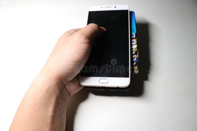 Il y a beaucoup de cartes de banque sous le téléphone images libres de droits Il y a beaucoup de cartes de banque sous le téléphone images libres de droits