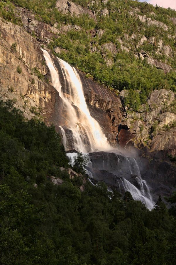 Il y a des centaines de belles cascades en Scandinavie images stock Il y a des centaines de belles cascades en Scandinavie images stock