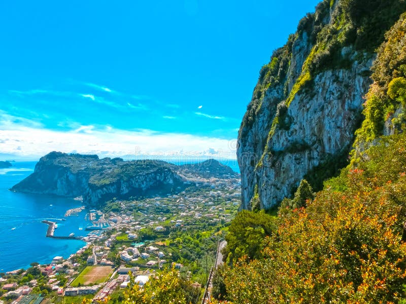 A ilha bonita de Capri imagem de stock A ilha bonita de Capri imagem de stock