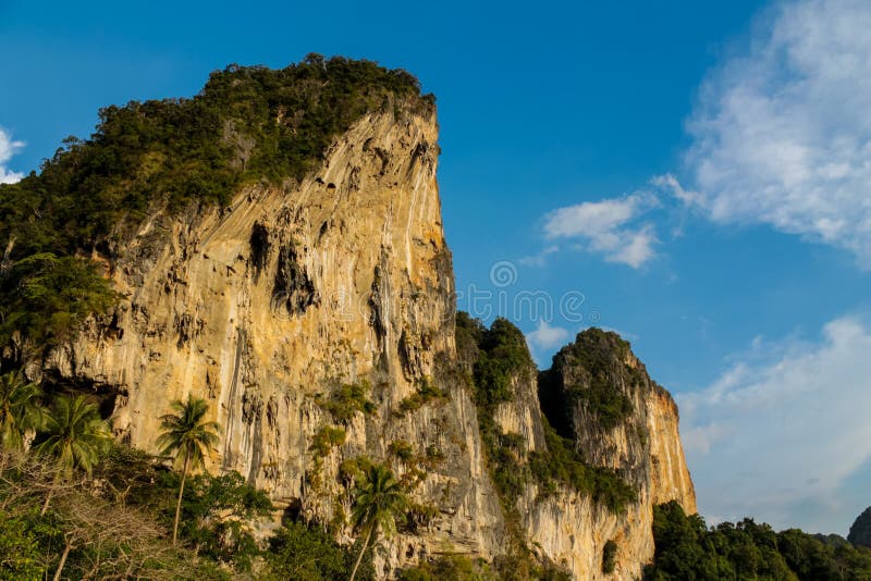 Ilha da rocha da pedra calcária no mar de Andaman Tailândia foto de stock royalty free Ilha da rocha da pedra calcária no mar de Andaman Tailândia foto de stock royalty free