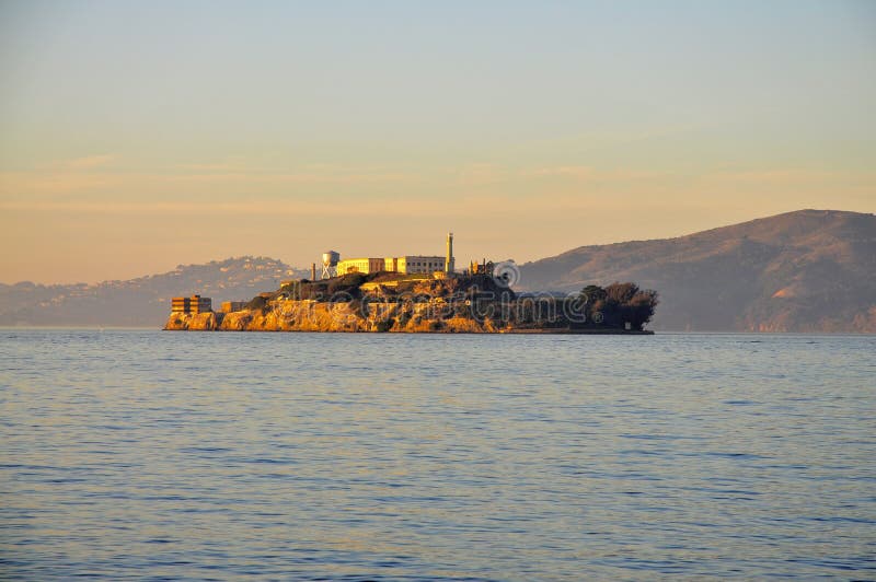 Ilha de Alcatraz no por do sol