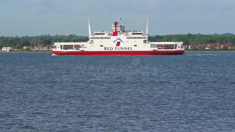 Ilha de balsa pesada em curso em southampton water uk