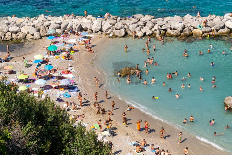 Ilha de Capri, Itália - em agosto de 2019: opinião aérea os banhistas em Marina Grande Beach foto de stock Ilha de Capri, Itália - em agosto de 2019: opinião aérea os banhistas em Marina Grande Beach foto de stock