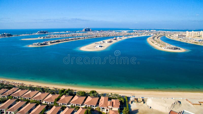 Ilha de Jumeirah da palma de Dubai no crepúsculo, vista aérea fotos de stock Ilha de Jumeirah da palma de Dubai no crepúsculo, vista aérea fotos de stock