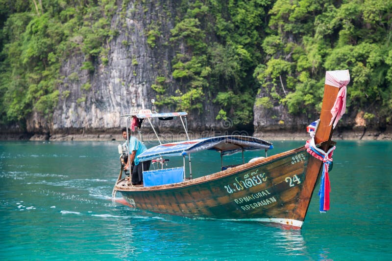 ILHA DE PHI PHI LEE, TAILÂNDIA - CERCA DO SETEMBRO DE 2015: O barco navega na lagoa de Pileh, ilha de Phi Phi Lee, mar de Andaman imagens de stock ILHA DE PHI PHI LEE, TAILÂNDIA - CERCA DO SETEMBRO DE 2015: O barco navega na lagoa de Pileh, ilha de Phi Phi Lee, mar de Andaman imagens de stock