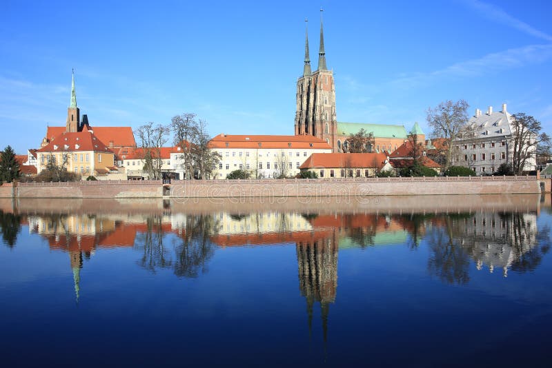 A ilha histórica de Tumski em Wroclaw, Polônia imagem de stock A ilha histórica de Tumski em Wroclaw, Polônia imagem de stock