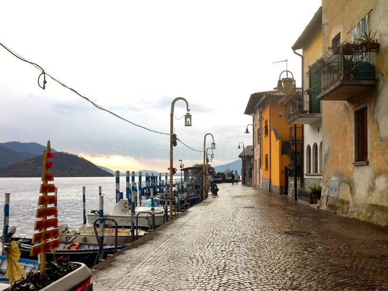 A ilha no lago Iseo imagem de stock A ilha no lago Iseo imagem de stock