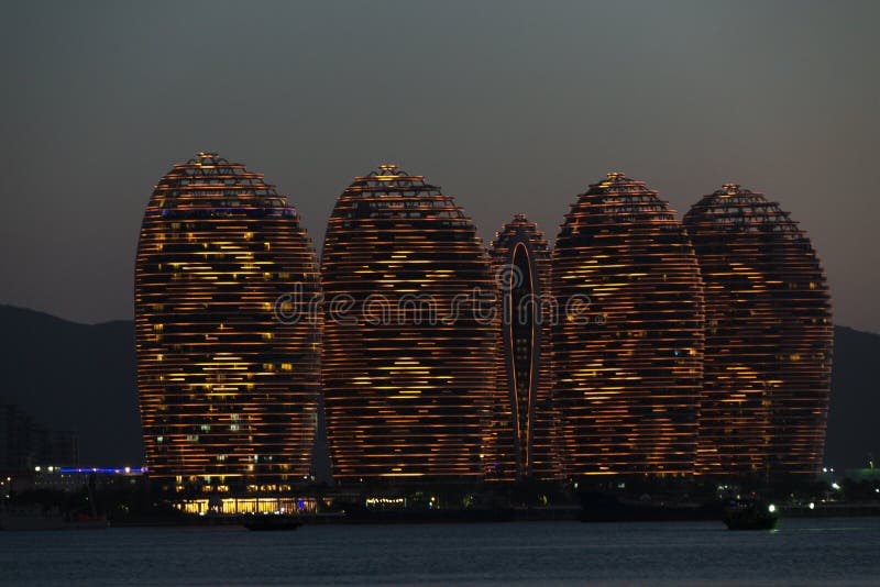 Ilha Sanya de Pheonix, construções iluminadas Bronze alaranjado, projeto moderno original foto de stock Ilha Sanya de Pheonix, construções iluminadas Bronze alaranjado, projeto moderno original foto de stock