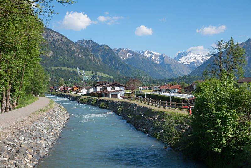 Illerrivier, die door toeristentoevlucht oberstdorf vloeien royalty-vrije stock afbeeldingen Illerrivier, die door toeristentoevlucht oberstdorf vloeien royalty-vrije stock afbeeldingen