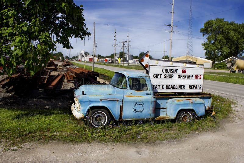 Illinois, Vereinigte Staaten - circa im Juni 2016 - alter Chevy-Kleintransporter an Souvenirladen Cruzin 66 auf Weg 66 stockfotos Illinois, Vereinigte Staaten - circa im Juni 2016 - alter Chevy-Kleintransporter an Souvenirladen Cruzin 66 auf Weg 66 stockfotos
