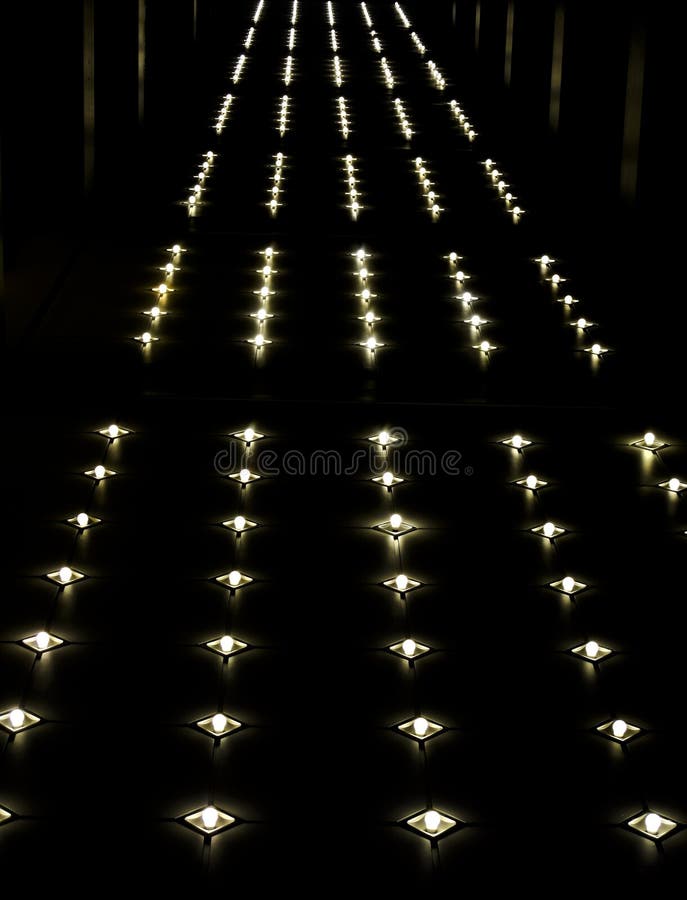 Řádky světla svítící na podlahu nebo na chodník.