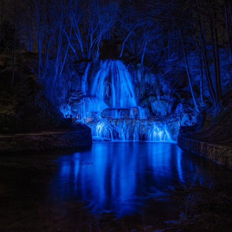 Osvětlený vodopád Lucky s modrým světlem v noci. Slovensko