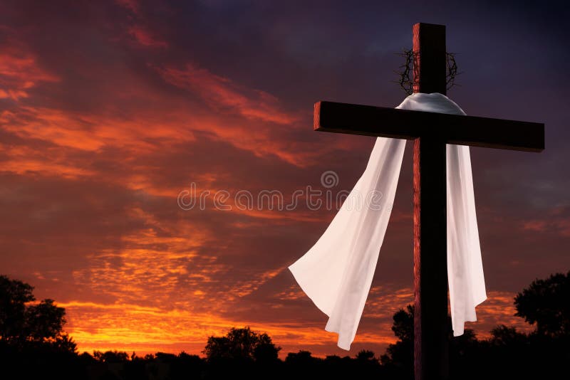 Illuminazione drammatica sull'alba di Christian Easter Morning Cross At