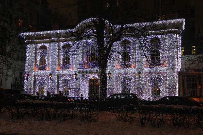 Illuminazioni sulla facciata di vecchia costruzione nel centro di Mosca durante le feste di Natale e del nuovo anno immagini stock Illuminazioni sulla facciata di vecchia costruzione nel centro di Mosca durante le feste di Natale e del nuovo anno immagini stock