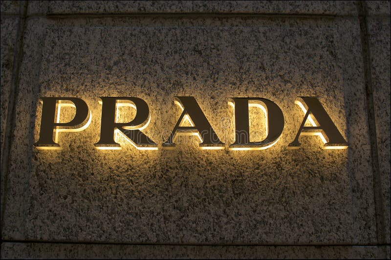 Illuminiertes Logo Von Prada Redaktionelles Bild - Bild von italienisch,  fassade: 158594245
