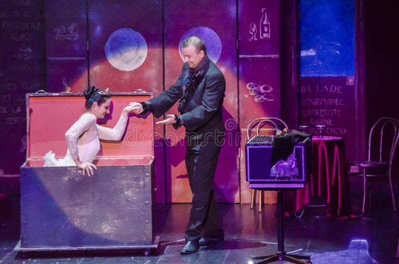 Illusionist och hans assistent royaltyfria bilder Illusionist och hans assistent royaltyfria bilder