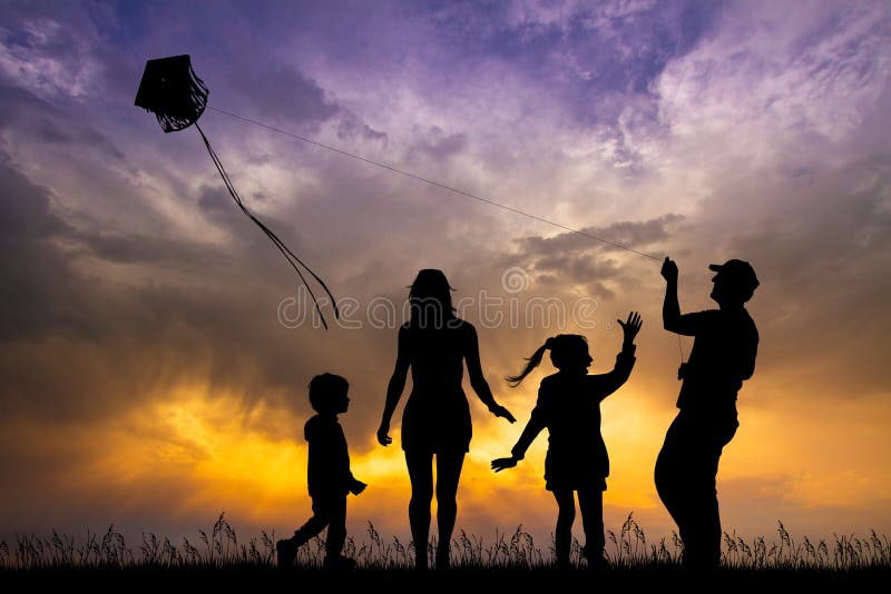 Enfants Avec Le Cerf-volant Au Coucher Du Soleil Image stock - Image du  fonctionnement, avec: 67018303