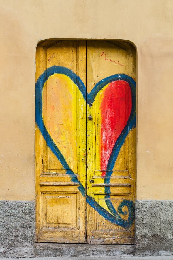 Illustrazione di forma del cuore dei graffiti sulla porta di legno gialla immagine stock Illustrazione di forma del cuore dei graffiti sulla porta di legno gialla immagine stock