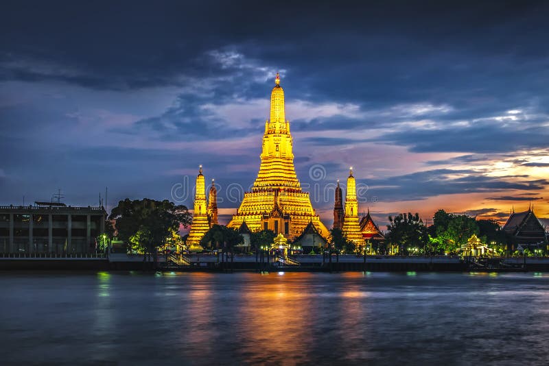 Iluminación de la Gran Pagoda del Templo Wat Arun Ratchawararam al atardecer, Bangkok, Tailandia fotografía de archivo libre de regalías Iluminación de la Gran Pagoda del Templo Wat Arun Ratchawararam al atardecer, Bangkok, Tailandia fotografía de archivo libre de regalías