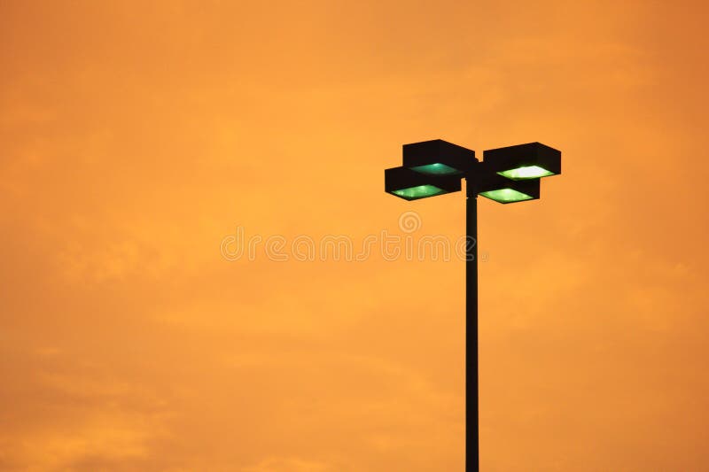 Iluminación pública en la puesta del sol foto de archivo Iluminación pública en la puesta del sol foto de archivo