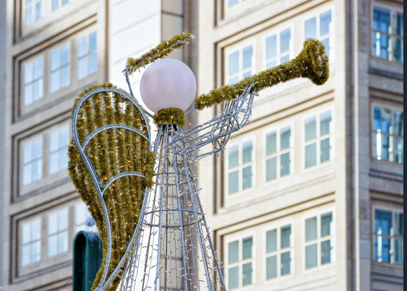 Iluminazione pubblica con le decorazioni di Natale dell'angelo al mercato di Natale a municipio nell'inverno Berlino, Germania Ad fotografia stock Iluminazione pubblica con le decorazioni di Natale dell'angelo al mercato di Natale a municipio nell'inverno Berlino, Germania Ad fotografia stock