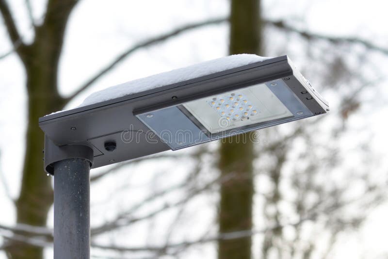 Iluminazione pubblica rispettosa dell'ambiente alimentata solare del LED durante il tempo nuvoloso fotografia stock Iluminazione pubblica rispettosa dell'ambiente alimentata solare del LED durante il tempo nuvoloso fotografia stock