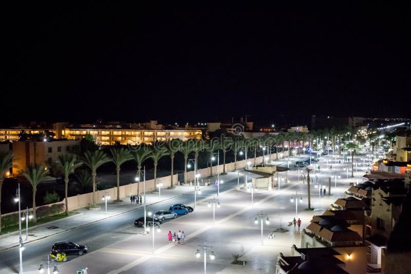 Iluminazioni pubbliche Hurghada, Egitto di notte fotografia stock libera da diritti Iluminazioni pubbliche Hurghada, Egitto di notte fotografia stock libera da diritti