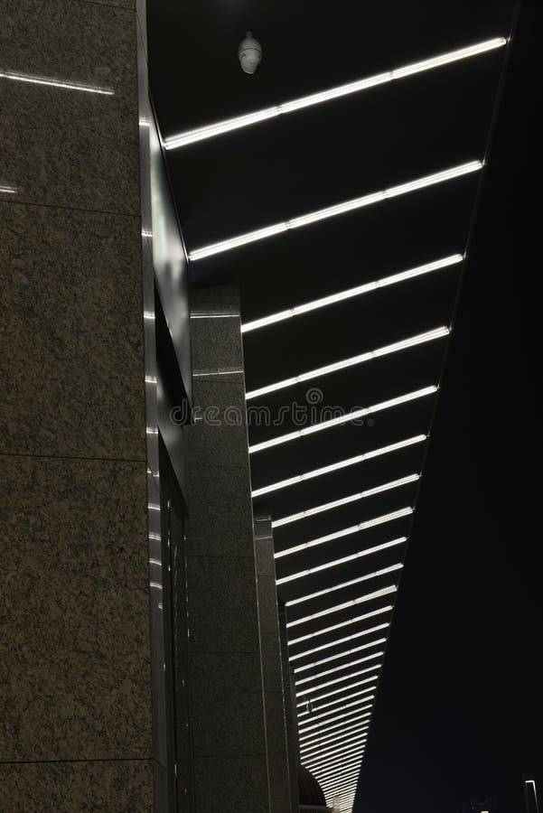 Iluminação conduzida de Œnight do ¼ do wallï da cortina da construção comercial moderna fotografia de stock Iluminação conduzida de Œnight do ¼ do wallï da cortina da construção comercial moderna fotografia de stock