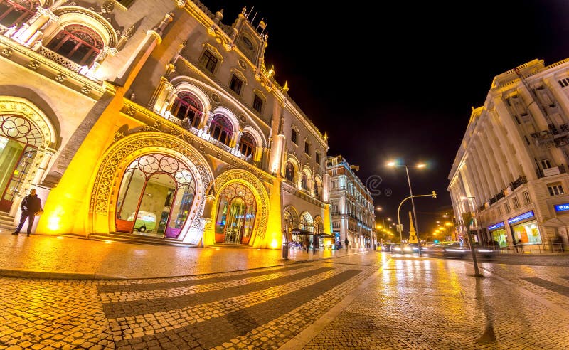 Iluminująca Rossio stacja kolejowa w Lisbon obraz stock Iluminująca Rossio stacja kolejowa w Lisbon obraz stock