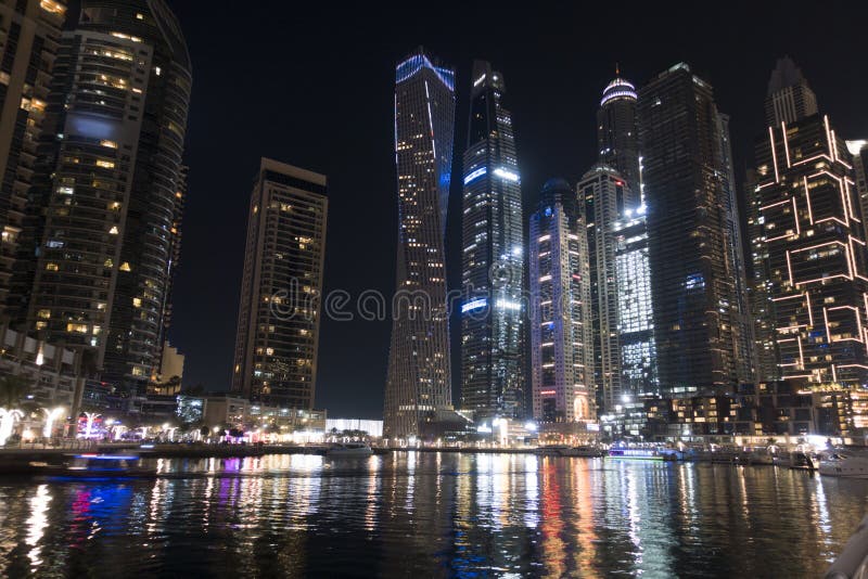 Iluminujący drapacz chmur od Dubaj Marina odbijali w wodzie podczas nocy obraz royalty free Iluminujący drapacz chmur od Dubaj Marina odbijali w wodzie podczas nocy obraz royalty free