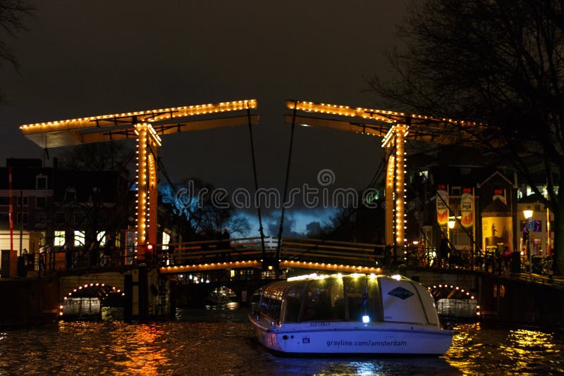 Iluminujący drawbridge nocą w Amsterdam fotografia royalty free Iluminujący drawbridge nocą w Amsterdam fotografia royalty free