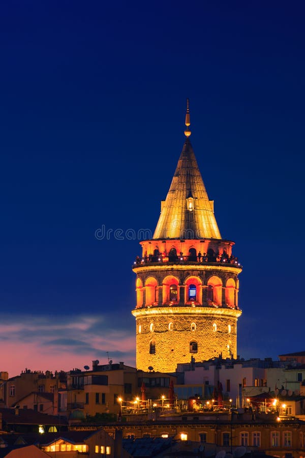 Iluminuj?cy Galata wierza w Istanbu?, Turcja z zmrokiem - niebieskie niebo obrazy stock Iluminuj?cy Galata wierza w Istanbu?, Turcja z zmrokiem - niebieskie niebo obrazy stock