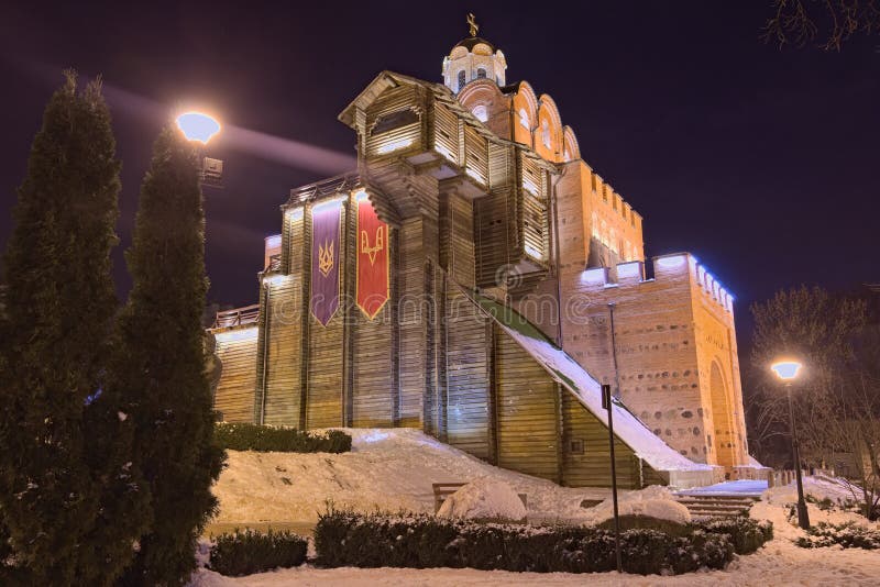 Iluminujący złoci wrota przy zimy nocą Ten brama był głównym wejściem Kyiv miasto w 11th wieku Kyiv, Ukraina zdjęcie royalty free Iluminujący złoci wrota przy zimy nocą Ten brama był głównym wejściem Kyiv miasto w 11th wieku Kyiv, Ukraina zdjęcie royalty free