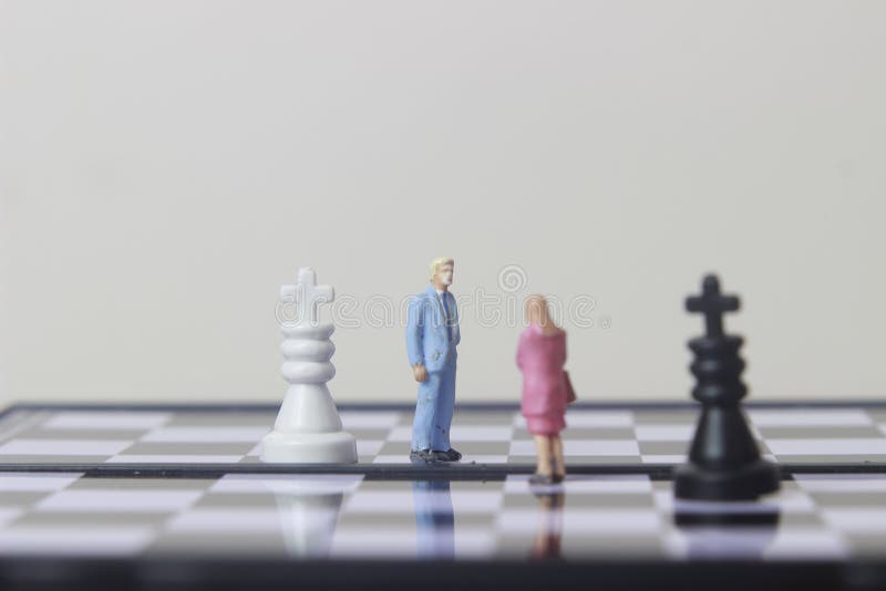 Ilustración simple para el concepto de la guerra fotográfica, la batalla o la situación política, 2 minifigura en pie, la negocia fotografía de archivo libre de regalías Ilustración simple para el concepto de la guerra fotográfica, la batalla o la situación política, 2 minifigura en pie, la negocia fotografía de archivo libre de regalías