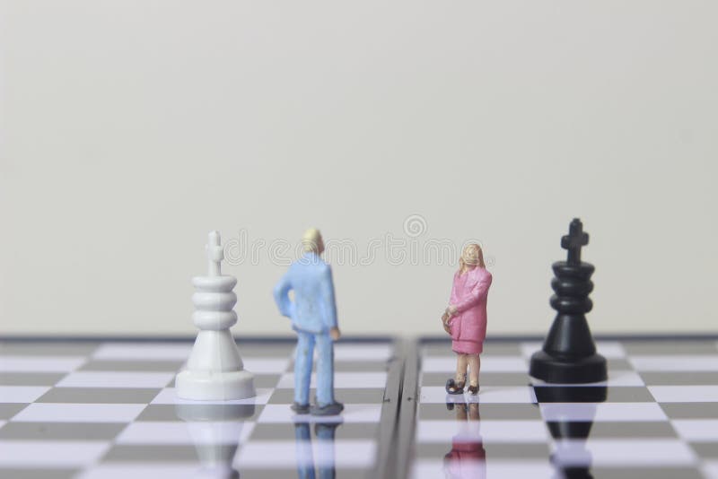 Ilustración simple para el concepto de la guerra fotográfica, la batalla o la situación política, 2 minifigura en pie, la negocia imagen de archivo Ilustración simple para el concepto de la guerra fotográfica, la batalla o la situación política, 2 minifigura en pie, la negocia imagen de archivo