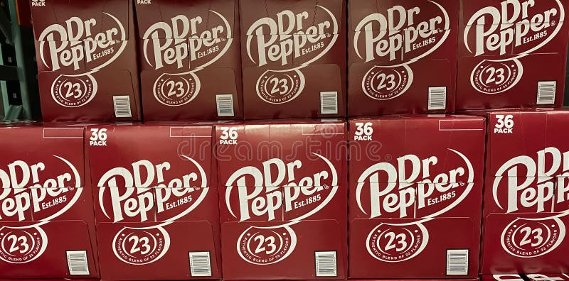 Ilustrar caixas de pimenta dr empilhadas na loja costco imagem de stock