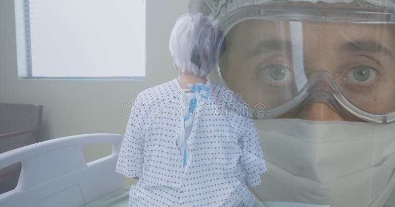 Ilustração digital de uma paciente idosa numa cama hospitalar sobre uma mulher idosa usando máscara fotos de stock Ilustração digital de uma paciente idosa numa cama hospitalar sobre uma mulher idosa usando máscara fotos de stock