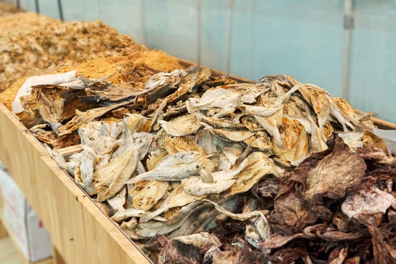 Im asiatischen Laden wird eine große Auswahl an getrockneten Fischen gezeigt stockbild