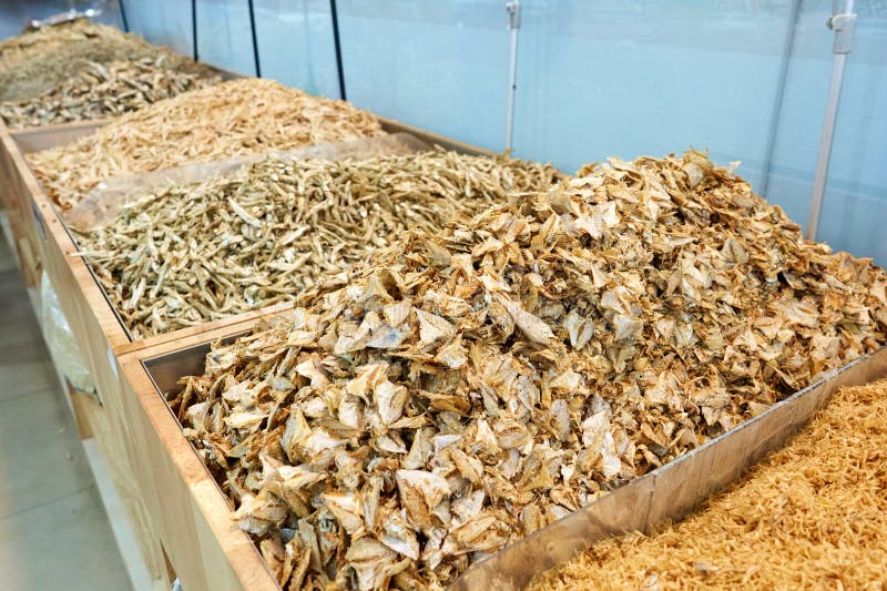 Im asiatischen Laden wird eine große Auswahl an getrockneten Fischen gezeigt lizenzfreie stockfotografie