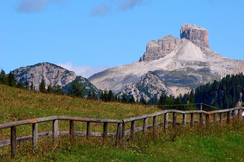Im August 2009 wurden den Dolomit Italien eine UNESCO-Welterbestätte erklärt Der Name ist vom Karbonatsfelsendolomit lizenzfreies stockfoto Im August 2009 wurden den Dolomit Italien eine UNESCO-Welterbestätte erklärt Der Name ist vom Karbonatsfelsendolomit lizenzfreies stockfoto