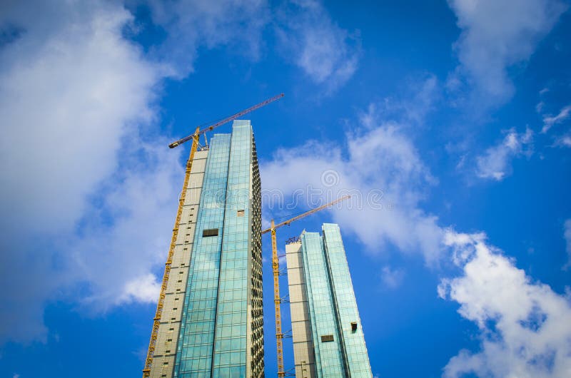 Im Bau errichten Große Baustelle in Istanbul mit Sonnenlicht stockbild Im Bau errichten Große Baustelle in Istanbul mit Sonnenlicht stockbild