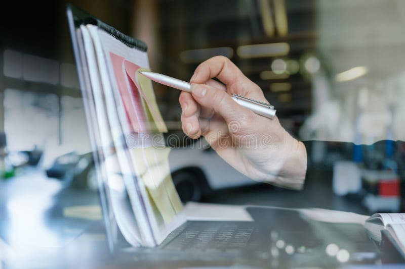Im Bereich Design und Prozessentwicklung in der Reparatur tätig stockfoto